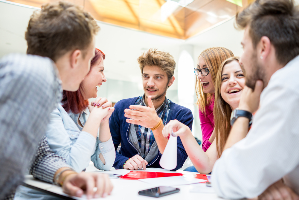 Bild von Geschäftsfreunden diskutieren Brainstorming und Ideen bei der Sitzung in schönen modernen Gebäude